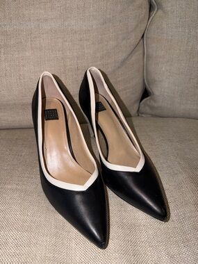 White House Black Market Black and White Pointed Toe Women's Pumps Size 8